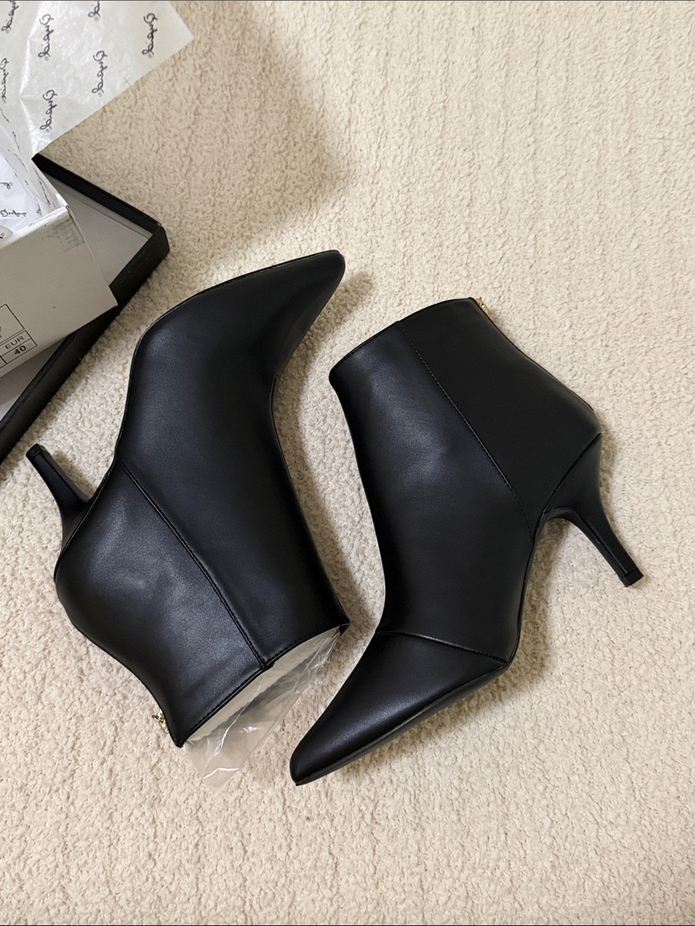 Qupid Black Pointed Toe Kitten Heel Ankle Booties